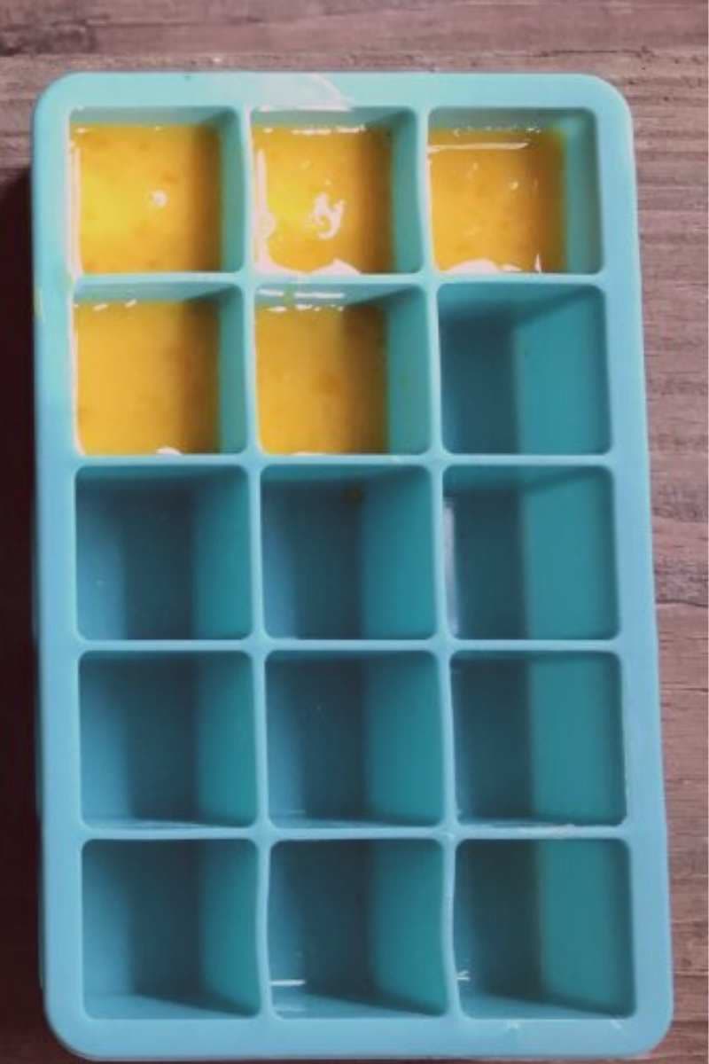 Eiswürfelbehälter mit 5 gefüllten Fächern. Darin ist eine Eimasse.
