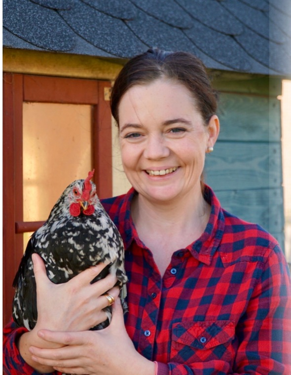 Dr. med. vet. Eva-Maria Casteel mit einem ihrer Hühner