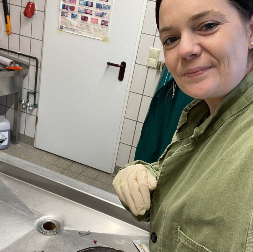 Dr. Eva-Maria Casteel bei der Untersuchung im Labor